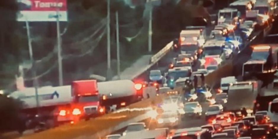 Choque entre pipa de gas y camioneta en autopista México-Puebla, deja ...