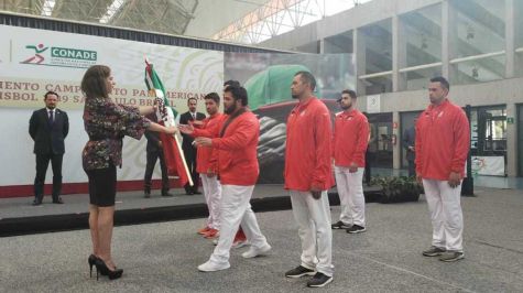 Ana Guevara abanderó al equipo de beisbol que participará en el Campeonato Panamericano