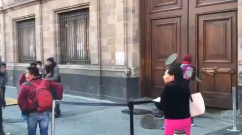 Supuestos normalistas de Ayotzinapa dañan puerta de Palacio Nacional