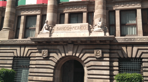 Banxico hace 'póker' con estimación del PIB; reduce de 0.5 a -1.5%