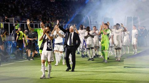 Real Madrid celebra con su afición en Cibeles y el Santiago Bernabéu