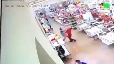 VIDEO: Cliente noquea a empleado de tienda que le pidió usar cubrebocas 