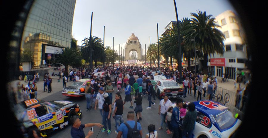 Fiesta en el Monumento a la Revolución en el NASCAR Parade