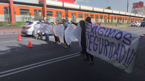 Vecinos de Villa de Cortés bloquean Tlalpan, en protesta por inseguridad