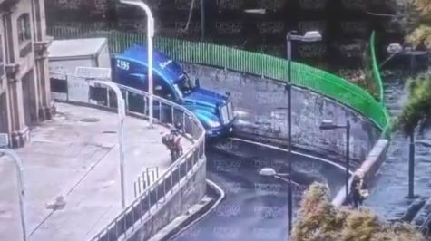 Tráiler queda atorado en bajo puente de Fray Servando, en la Cuauhtémoc 