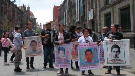 AMLO y Sheinbaum se reunirán con padres de los 43 de Ayotzinapa el ...