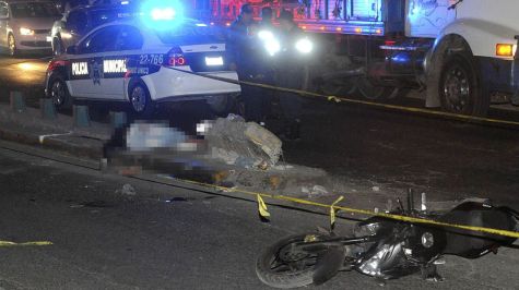 Motociclista muere al chocar contra camellón 
