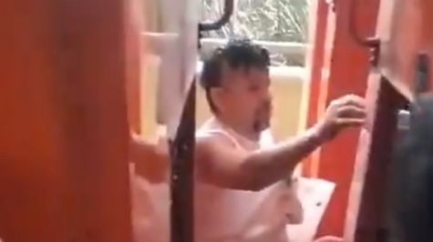 (video) Hombre queda atorado entre dos vagones en el Metro Coyuya 