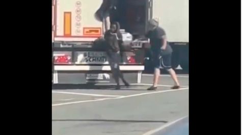 Video: A latigazos, italiano baja a mujeres migrantes de la caja de un tráiler