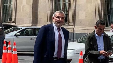 Reaparece Adán Augusto como un hombre barbado en reunión con AMLO