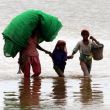 Personas desplazadas en Pakistán tras devastadoras inundaciones monzónicas que han dejado más de 800 muertos y millones de afectados.
