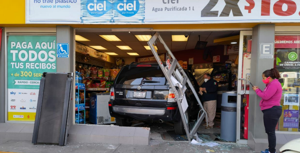 Abuelito pierde el control de su camioneta y se estrella en un Oxxo