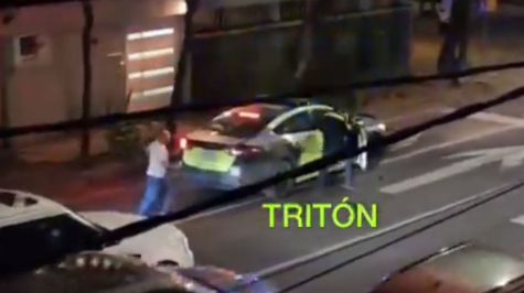 (video) Roba policía de tránsito celular a conductor y huye en patrulla