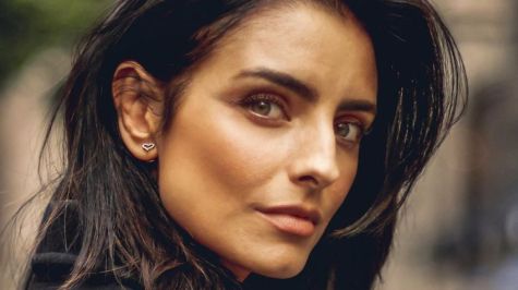 Aislinn Derbez muestra su faceta emprendedora en traje de baño
