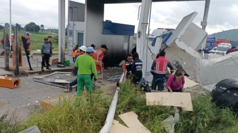 Tráiler sin frenos choca contra caseta de cobro en Copándaro, Michoacán