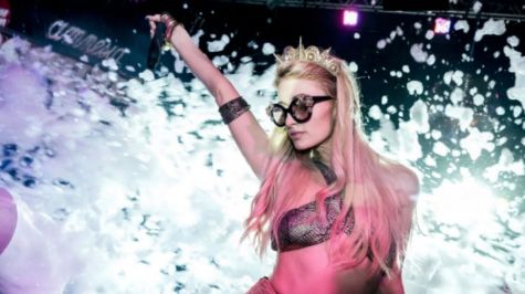 Paris Hilton anuncia su compromiso con Carter Reum en su 40 cumpleaños