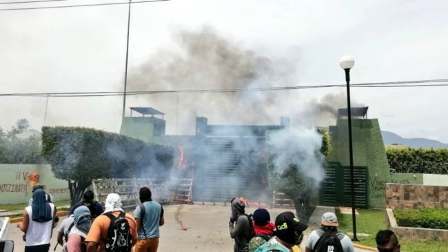 normalistas_iguala_enfrentamiento.jpg