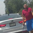 Vehículo blanco detenido sobre la avenida Churubusco, con un hombre junto al auto, agrediendo e intimidando verbalmente a los pasajeros de otro vehículo.