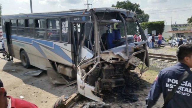 tren_queretaro_camion_lesionados.jpg