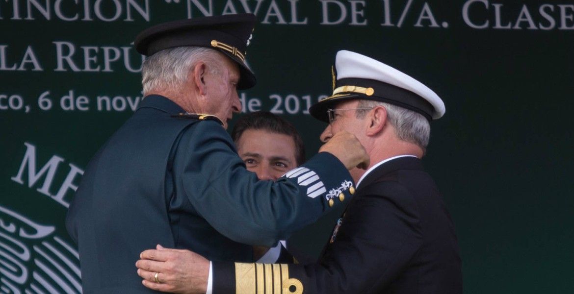 EU condecora a secretarios de Defensa y Marina de México