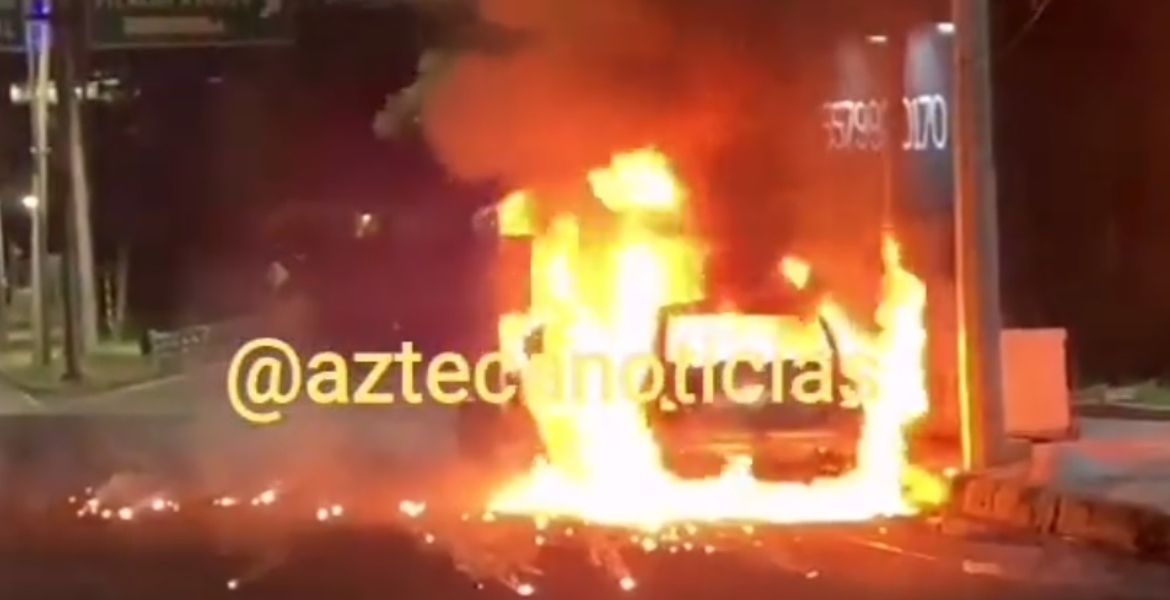 (video) Vehículo se incendia en Periférico Sur por presunta falla mecánica