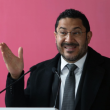 Martí Batres dando un discurso frente a un atril con micrófono.