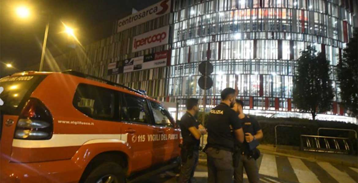 Por sacarse una selfie, menor cae en centro comercial y muere