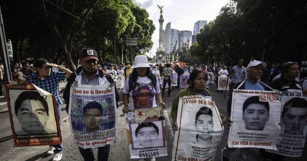 AMLO oculta la verdad sobre nuestros hijos, acusan padres de los 43