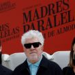 Pedro Almodóvar con las actrices Penélope Cruz y Milena Smit durante la presentación de 'Madres paralelas'. 