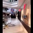 Hombre irrumpe con vehículo en centro comercial de Illinois