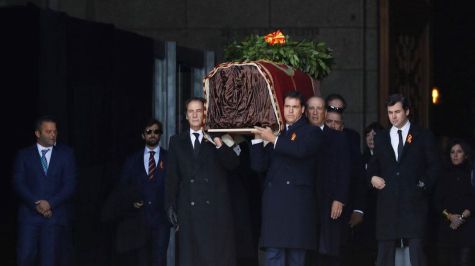 Exhuman restos del dictador Francisco Franco