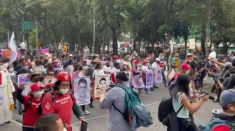 Padres de los 43 normalistas desaparecidos de Ayotzinapa marchan en CDMX