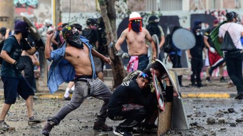 En riesgo vital dos personas por impactos de bombas lacrimógenas en Chile 