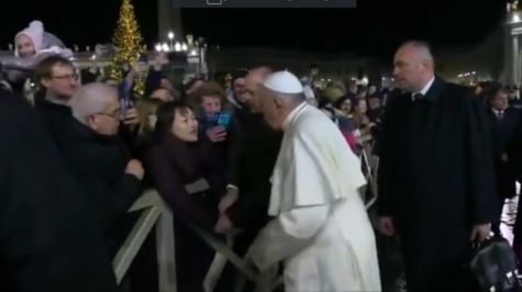 Papa Francisco da manotazos a mujer que lo jaló entre feligreses
