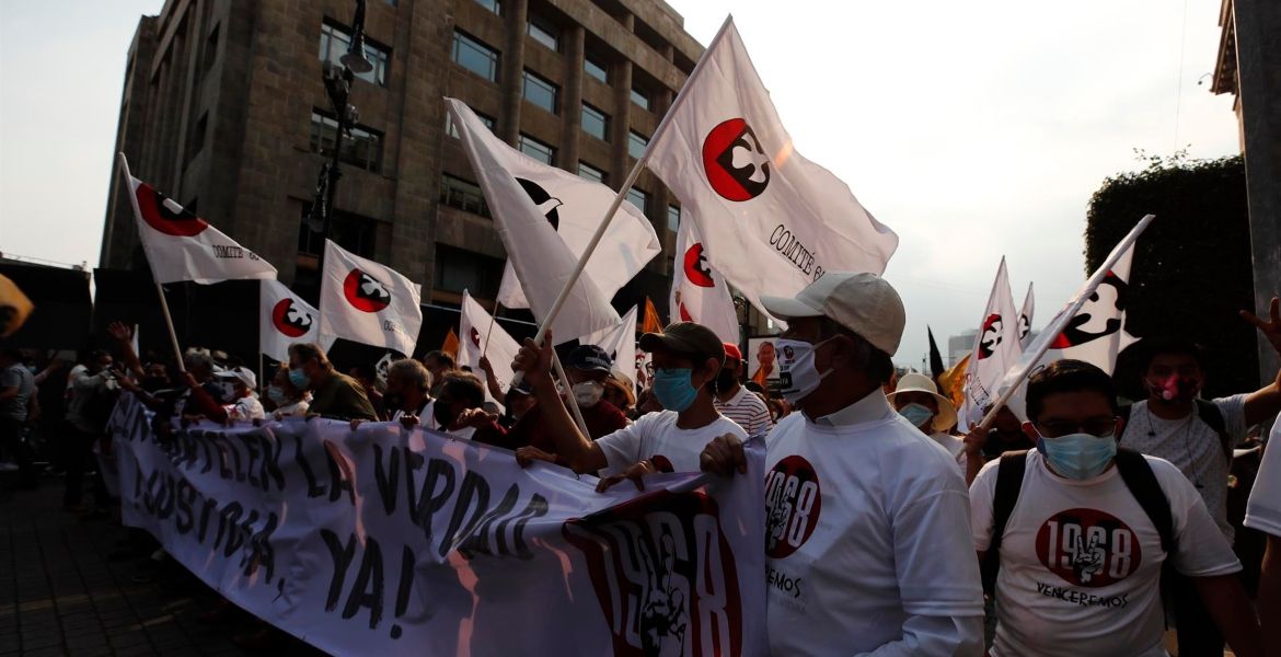 Realizan marcha por aniversario 53 de la matanza de Tlatelolco en CDMX
