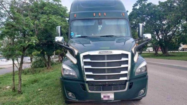 Joven intoxicado roba tráiler en periférico de Mérida para conducirlo