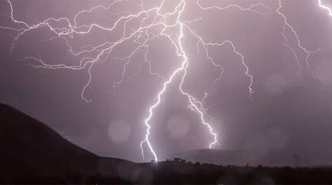 Rayos matan a 83 personas en la India