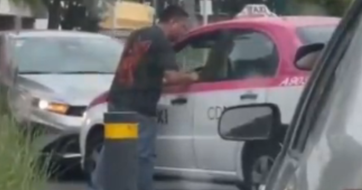 Video | Sujeto violento golpea a taxista adulto mayor en Río Mixcoac