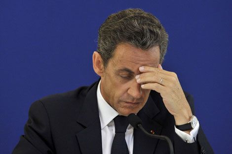 Juzgan por corrupción a 5 colaboradores de Sarkozy, protegido por inmunidad