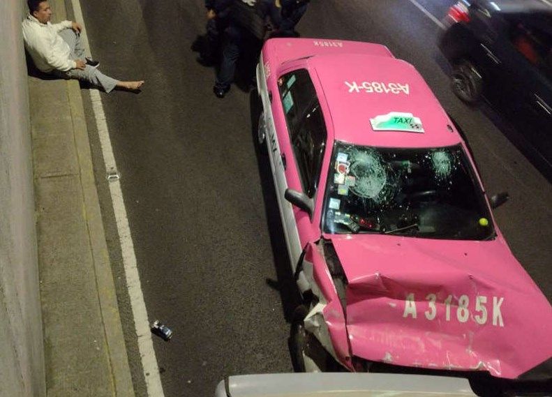 Pelean sobre Viaducto Miguel Alemán tras choque entre dos autos