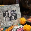 Altar del Día de los Muertos en la Embajada de México en Rabat con fotos, velas, pan, flores de cempasúchil y objetos que recuerdan a María Félix y Jorge Negrete.