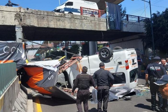 Combi cae de puente sobre Periférico en Tlalnepantla en Edomex
