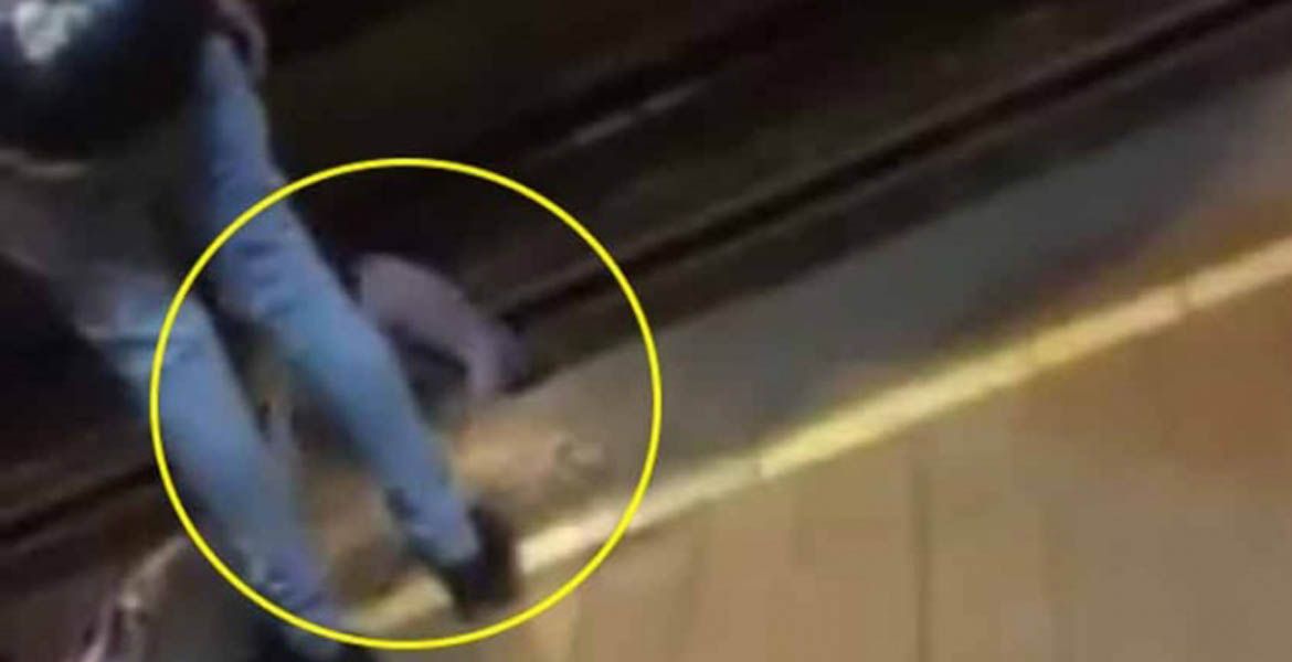 Joven baja a las vías del Metro para rescatar su celular [VIDEO]