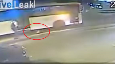 Mujer es aplastada por un autobús cuando discutía con su novio [VIDEO]