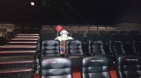 Payaso aterroriza a usuario en sala del cine [FOTOS]