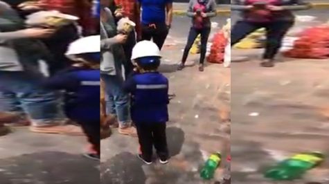 Niño va a zonas de desastre a regalar dulces [VIDEO]
