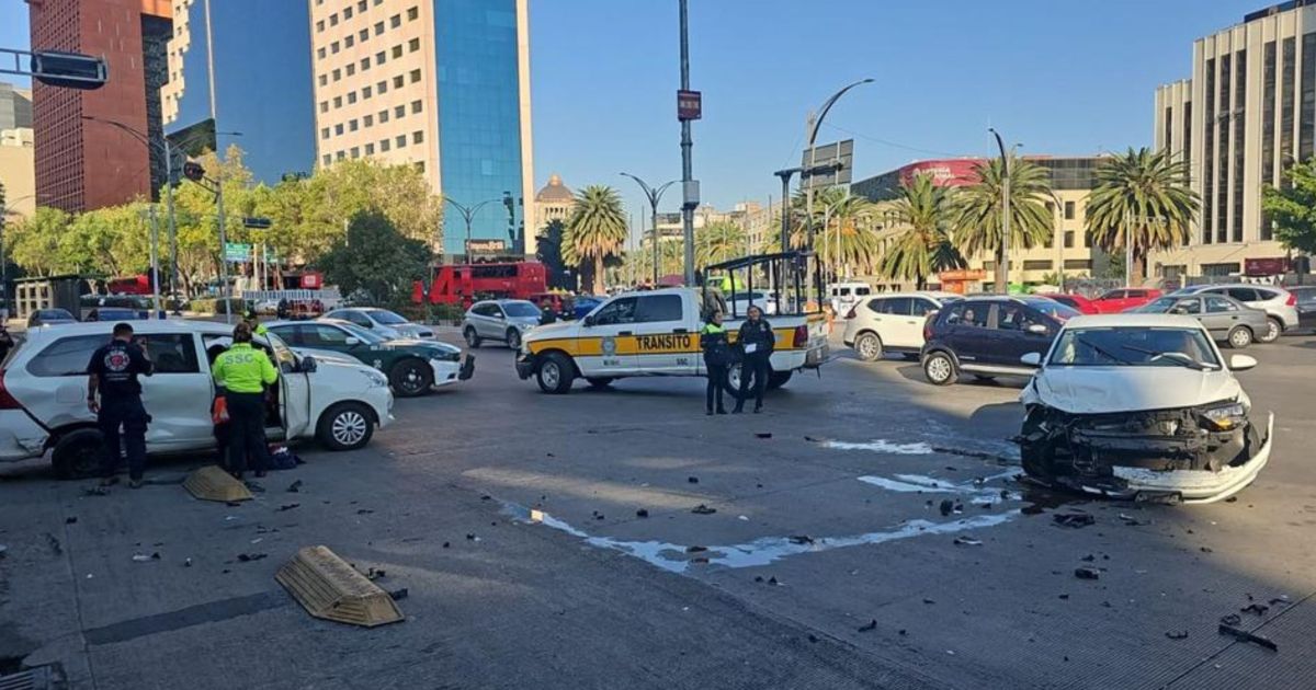 (videos) Choque en Paseo de la Reforma y Bucareli deja dos personas ...