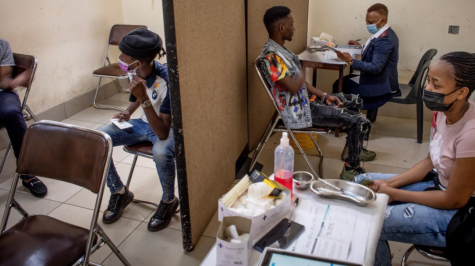 La mayoría de los casos de ómicron en Sudáfrica son leves, dice médica