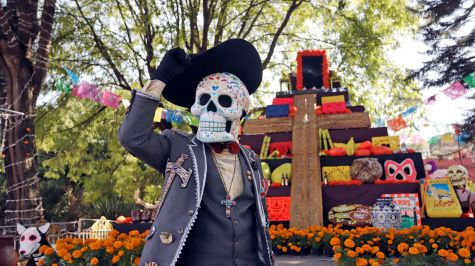 Instalan en Puebla enormes altares por el Día de Muertos