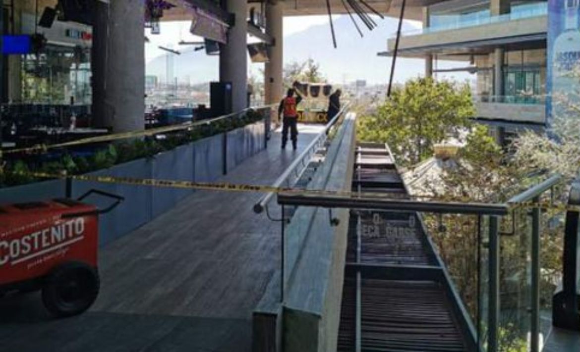 Sujeto cae del segundo piso de centro comercial en San Nicolás, Nuevo León